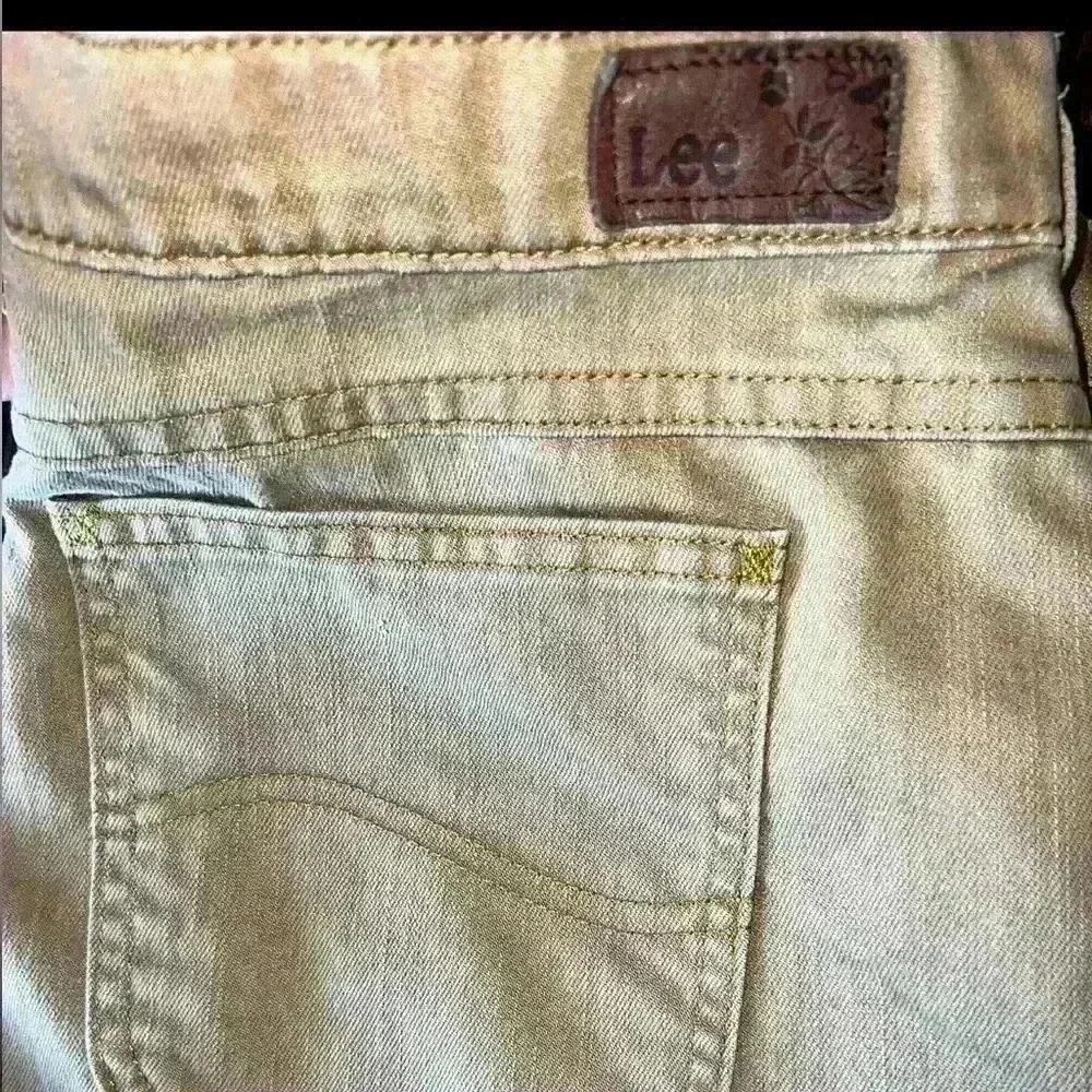 Lee relaxed straight leg at the waste size 14 medium